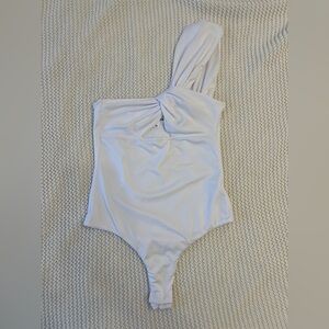 superdown White One-Shoulder Twist Bodysuit